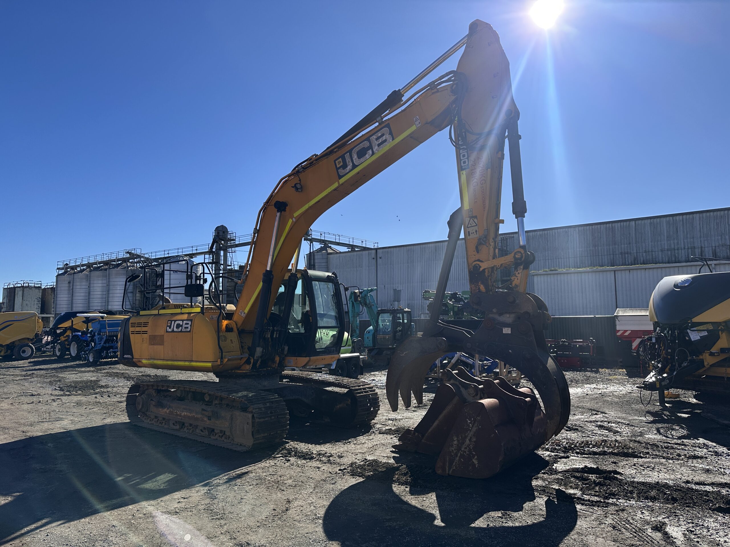 JCB JS200 EXCAVATOR image 7