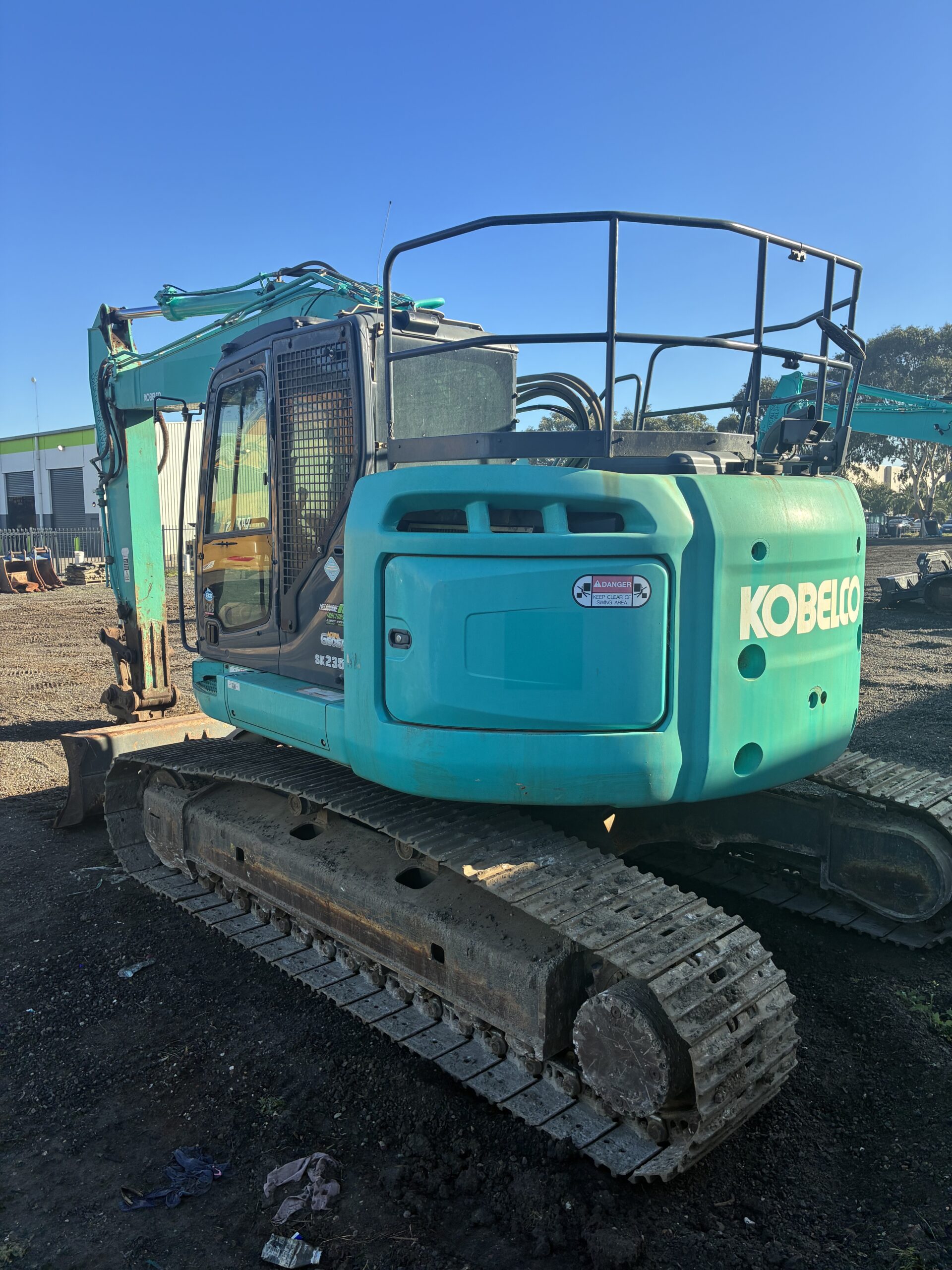 KOBELCO SK235SR-2 EXCAVATOR image 4