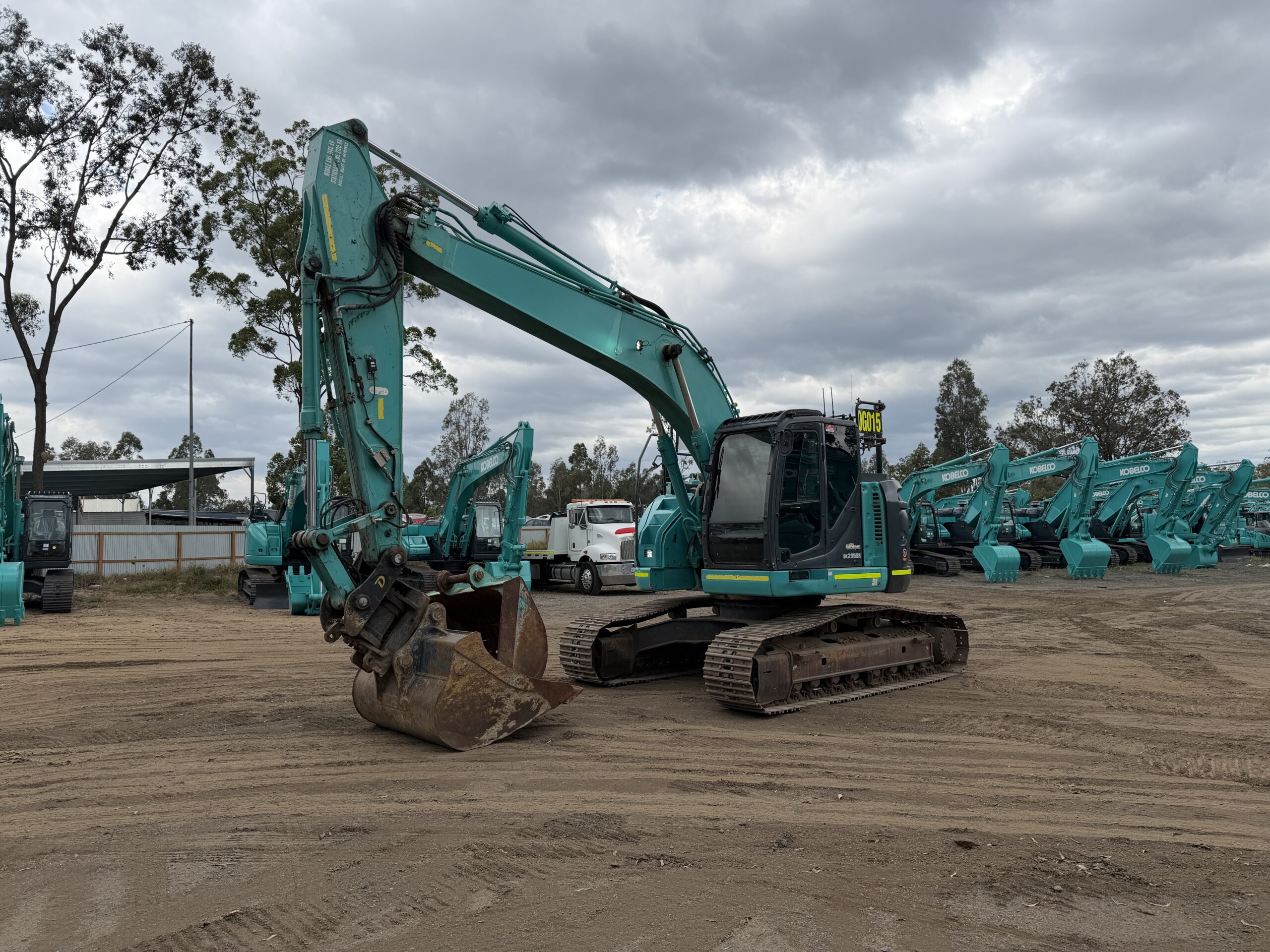 KOBELCO SK235SR-2 EXCAVATOR image 2