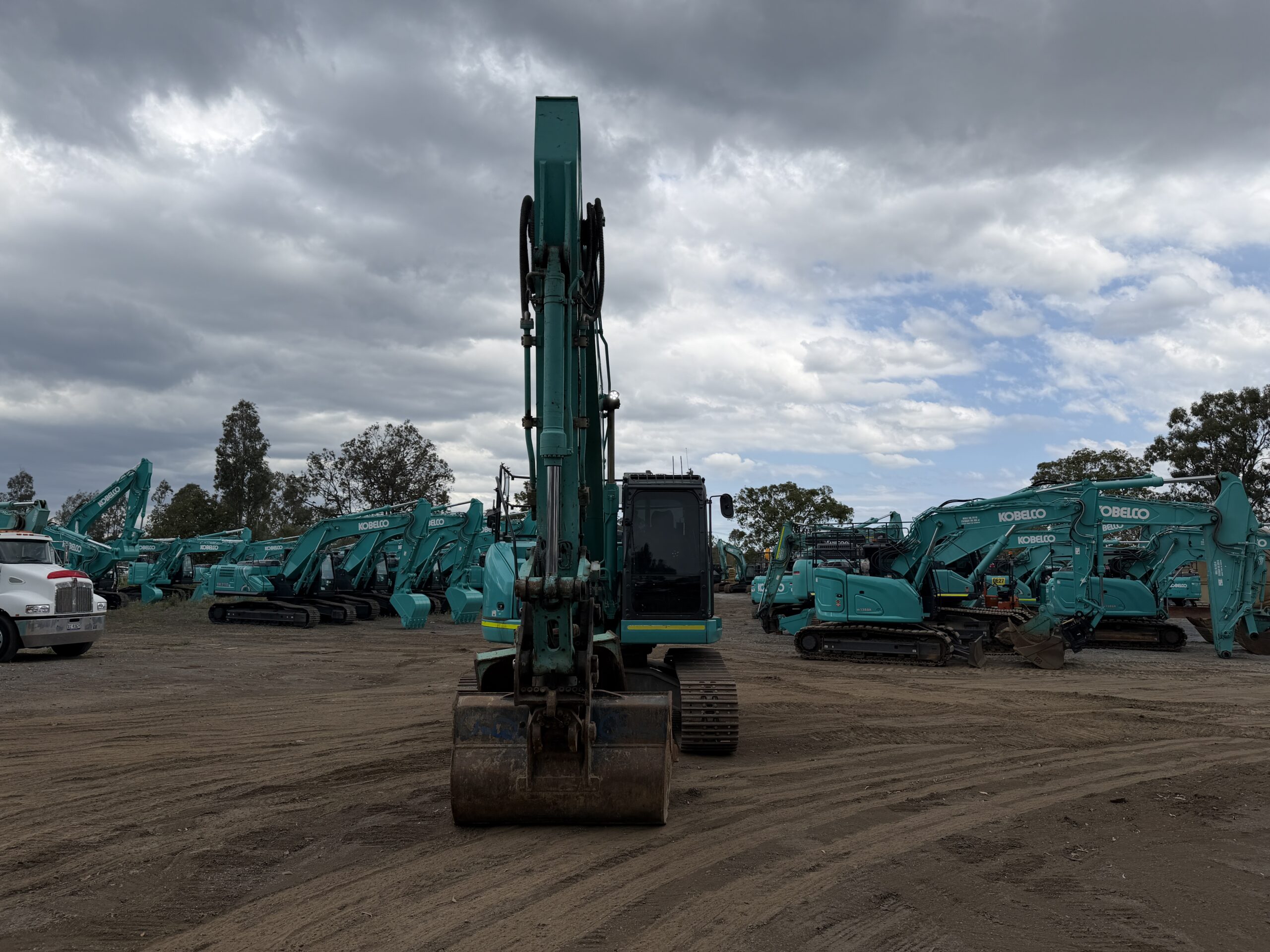 KOBELCO SK235SR-2 EXCAVATOR image 3