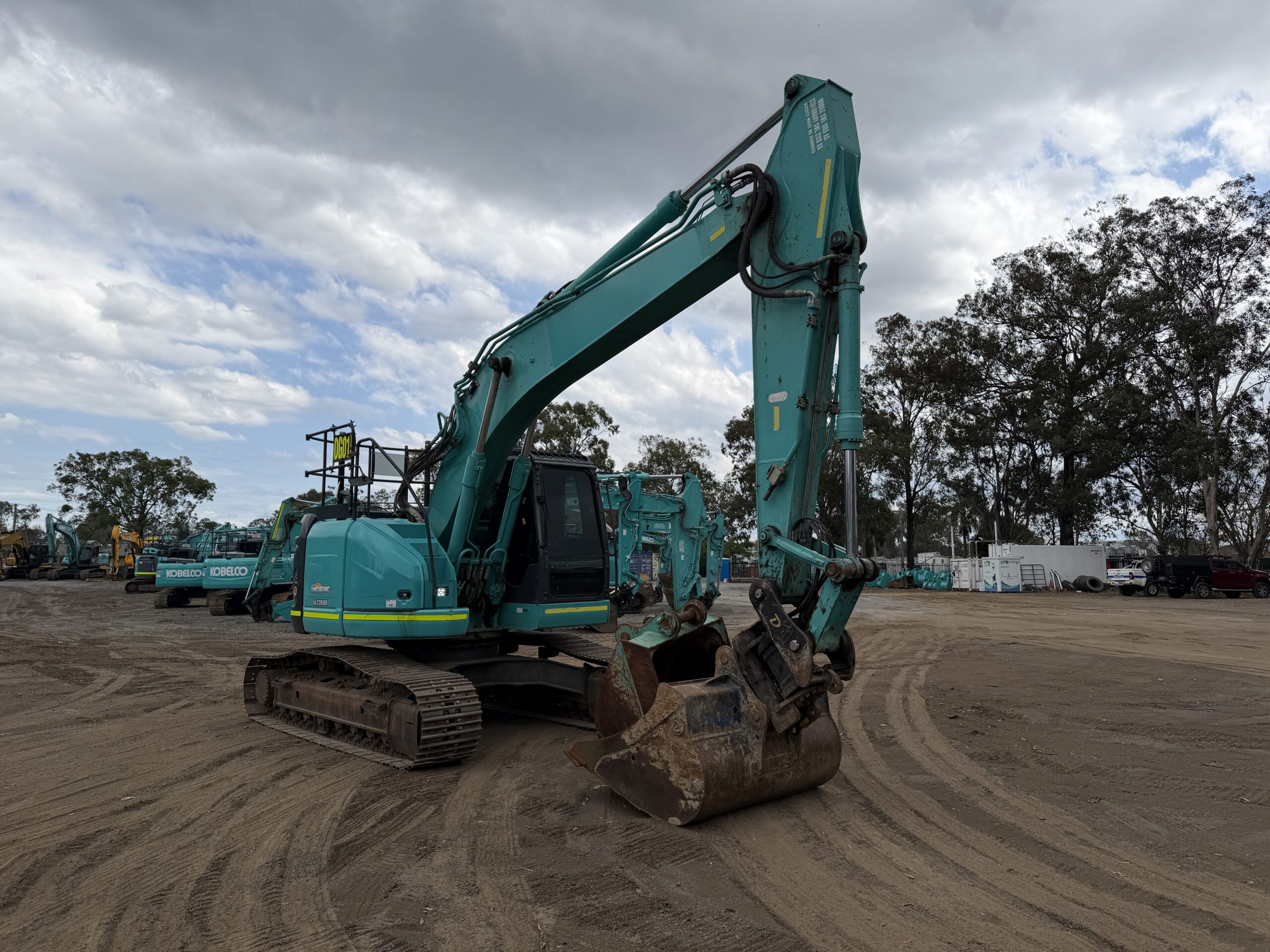 KOBELCO SK235SR-2 EXCAVATOR image 4