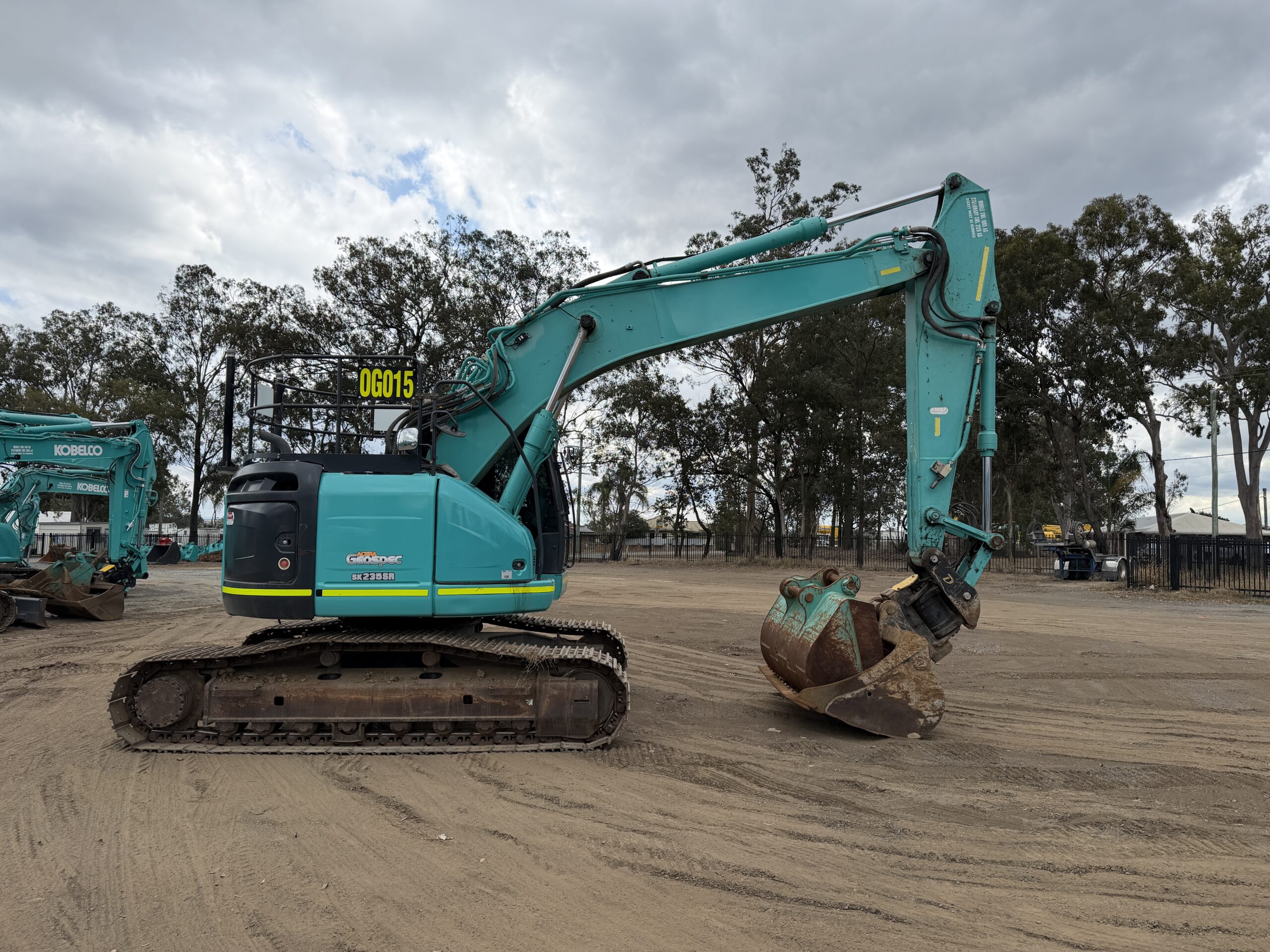 KOBELCO SK235SR-2 EXCAVATOR image 5