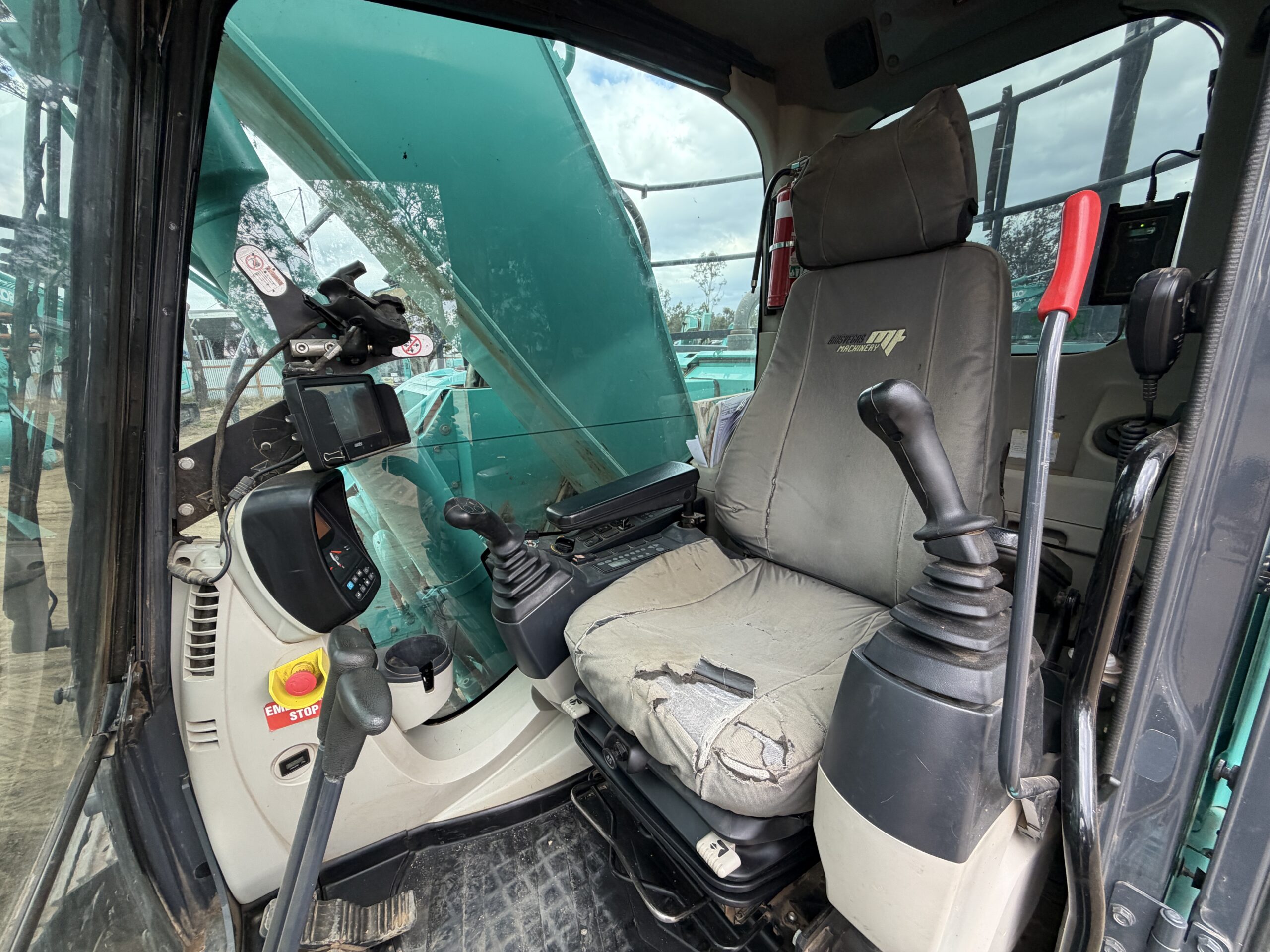 KOBELCO SK235SR-2 EXCAVATOR image 9